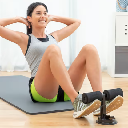 Femme qui fait des abdominaux avec un support sur ventouse stable et réglable