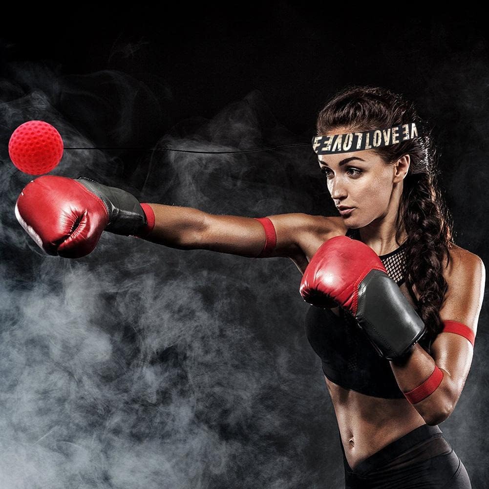 Femme qui s'entraine avec balle de boxe pour améliorer ses réflexes 