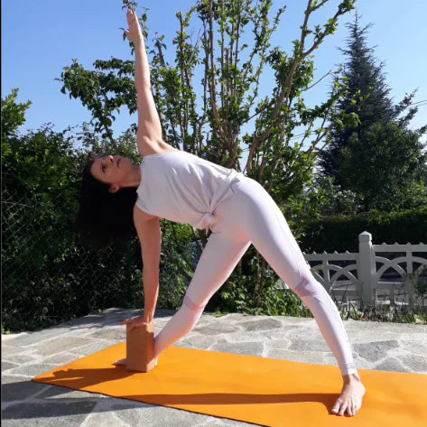Brique de yoga en liège, support stable qui aide dans les postures et alignements