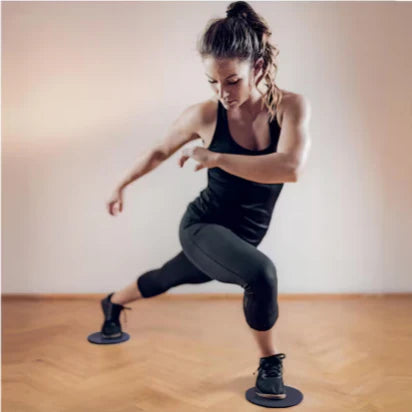 Femme utilisant des sliders de fitness pour renforcer les cuisses à la maison