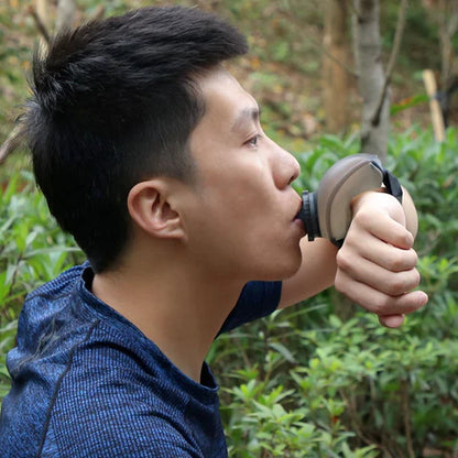 Hydratation mains libres avec cette gourde de poignet légère et hygiénique.