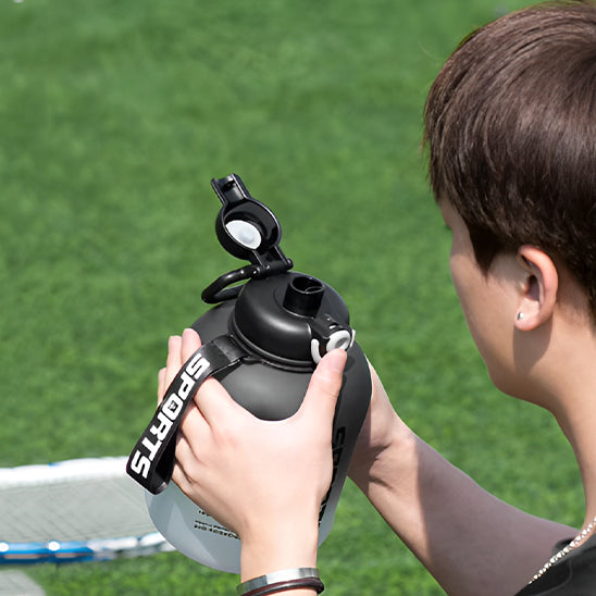 Gourde avec ouverture en un clic et paille en silicone intégrée, idéale pour le sport