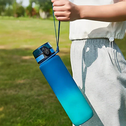 Accessoire de sport fonctionnel : gourde étanche et durable avec sangle ergonomique.

