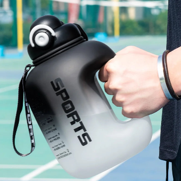 Gourde sport noir AquaPulse avec marqueurs de temps et de volume pour hydratation quotidienne.