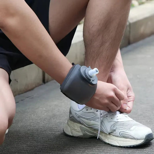 Gourde légère et compacte à porter au poignet pour le sport en extérieur.