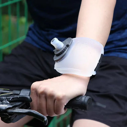 Gourde poignet au design ergonomique permettant de boire sans les mains