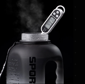 Gourde AquaPulse au design moderne, idéale pour le fitness, le bureau ou la randonnée.