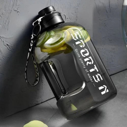 Bidon d’eau de sport de grande taille, tenu à la main par sa poignée ergonomique.