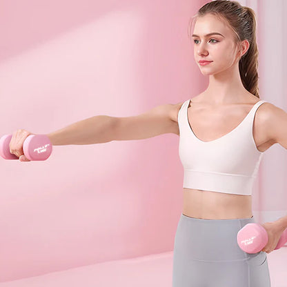 Femme qui fait de la musculation avec haltère en fonte