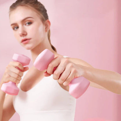 Femme qui fait du fitness avec des haltères rose en fonte d'un poids de 500 gramme